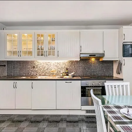 ***upscale***city Center* Guest house